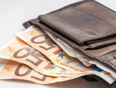 Κρήτη: Ζευγάρι Βρετανών τουριστών βρήκε και παρέδωσε τσάντα με 7.000 ευρώ
